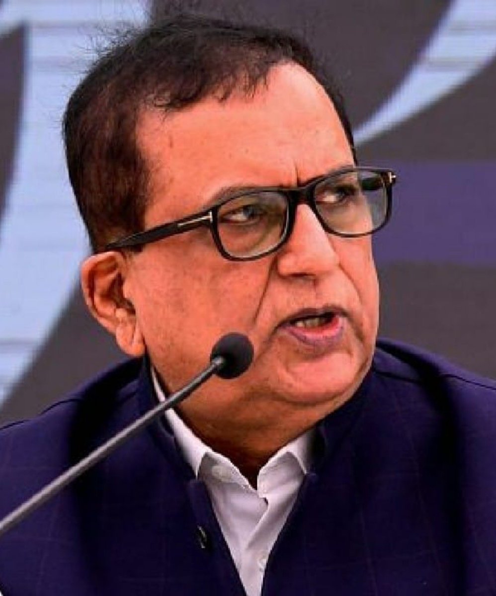 SurajKrBauddh's tweet photo. "मिश्रा नहीं, आकाश चाहिए।"

1) आकाश आनंद को रास्ते से हटाने का सबसे बड़ा फायदा किसे मिला? सतीश मिश्रा को।

2) मीडिया की जिम्मेदारी कौन देखेगा? सतीश मिश्रा।

3) बहन जी के बाद स्टार प्रचारक कौन बनेगा? सतीश मिश्रा।

4) पूरे प्रदेश के लोगों से कौन मिलेगा? सतीश मिश्रा।

5) आकाश आनंद की जगह कौन लेगा? कपिल मिश्रा।

एक तरफ सतीश मिश्रा एंड कंपनी बहन मायावती जी को गुमराह करके आकाश आनंद को साइडलाइन कर रहे हैं, वहीं दूसरी तरफ सतीश मिश्रा का बेटा, बेटी और दामाद पूरे लखनऊ में पार्टी को प्राइवेट कंपनी की तरह चला रहे हैं।

बसपा में सतीश चंद्र मिश्रा वर्षों से बहन जी के बाद सबसे प्रभावशाली लोगों में रहे हैं। लेकिन आज सवाल यह है कि पार्टी का विस्तार कहां हो रहा है? नए कार्यकर्ता कहां जुड़ रहे हैं? युवा नेतृत्व कहां तैयार हो रहा है? और हां, सबसे महत्वपूर्ण सवाल.. बहन जी और जमीनी बहुजन कार्यकर्ताओं के बीच दूरी क्यों बढ़ती जा रही है? इस खेल में सतीश मिश्रा अकेले नहीं हैं, लेकिन इस पूरी कांस्पीरेसी के आलाकमान वही हैं।

बसपा के लिए मीडिया मैनेज करने के नाम पर उन्होंने सिर्फ लखनऊ के अपने सजातीय सवर्ण यूट्यूबर्स को पैसा परोसा है, जो बस उन्ही की ब्रांडिंग करते रहते हैं, जबकि पार्टी और मूवमेंट को समर्पित दलित-बहुजन यूट्यूबर्स को कोई भाव नहीं देते। उन्हें दुत्कारकर भगा दिया जाता है।

आकाश आनंद के सक्रिय राजनीति में आने के बाद पहली बार बड़ी संख्या में युवाओं के बीच बसपा की चर्चा और उम्मीद दिखाई देने लगी थी। वह पूरे देश में घूम रहे थे, युवाओं से संवाद कर रहे थे और पार्टी को नई पीढ़ी तक पहुंचाने की कोशिश कर रहे थे। ऐसे युवा नेतृत्व को मजबूत करने के बजाय अगर उन्हें ही बार-बार अपमानित करके बाहर किया जाता है, तो इसका सबसे बड़ा फायदा किसे मिलेगा?

एक तरफ सतीश मिश्रा पार्टी को पारिवारिक कलह में उलझाने के आरोपों से घिरे हैं, दूसरी तरफ उनका पूरा परिवार मेवा-मिश्री चाट रहा है। उनका क्या है, बसपा पार्टी तो उनके लिए पूंजी देने वाली फैक्ट्री है। जब तक यहां से पूंजी लूट सकते हैं, लूट लें। उसके बाद अपने बेटे और दामाद को तो लाइन में खड़ा किए ही हैं। लेकिन अगर बसपा खत्म हुई, तो उन करोड़ों बहुजनों का राजनीतिक भविष्य रसातल में चला जाएगा, जिन्होंने अपने वोट, समर्थन और संघर्षों से बसपा को यहां तक पहुंचाया है और आज भी उसके लिए दिन-रात परिश्रम कर रहे हैं। 

बहुजन आंदोलन किसी एक पदाधिकारी या नेता की जागीर नहीं है। यह करोड़ों लोगों के संघर्ष और उम्मीदों से बना आंदोलन है। इसलिए फैसला भी किसी की साजिश के प्रभाव में नहीं, बल्कि बहुजन आंदोलन के भविष्य को ध्यान में रखकर होना चाहिए। पार्टी के करोड़ों समर्थकों की भावनाओं के साथ खिलवाड़ अच्छी बात नहीं है।

दिमाग लगाइए और सोचिए कि आखिर आकाश को हटाने से वास्तव में फायदा किसे हो रहा है? क्योंकि बहुजन समाज को सत्ता के गलियारों में अपना मजबूत, युवा और जमीन से जुड़ा नेतृत्व चाहिए। अतः हमारा संदेश साफ है कि हमें सतीश मिश्रा नहीं, आकाश आनंद चाहिए।

@Mayawati @AnandAkash_BSP