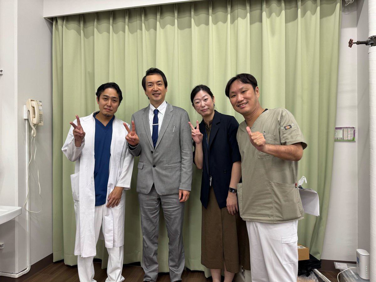 Dr_Miyata_MEC's tweet photo. 今日は母校、奈良医大で医師国家試験対策特別講義でした。約20年ぶりに踏み入れたその地は感慨深く、感無量的なものがありました。。１２０名以上の多くの医学生さんとFD研修会にも指定していただいていたため、80人ほどの大学教員の先生方がハイブリッド(ZOOM中継)で参加していただきました。本当にありがとうございました。同級生の吉井先生はじめ医学教育開発センターの皆様には深く御礼申し上げます。
追伸
　久しぶりの学内案内も本当に楽しかったです。そして、やっぱり同級生との再会が一番ですねー😭　ちなみに写真の3人の同級生は大学でものすごく偉くなっております(笑)
#奈良県立医科大学
#医師国家試験
#医師国家試験対策
#母校
#大和八木