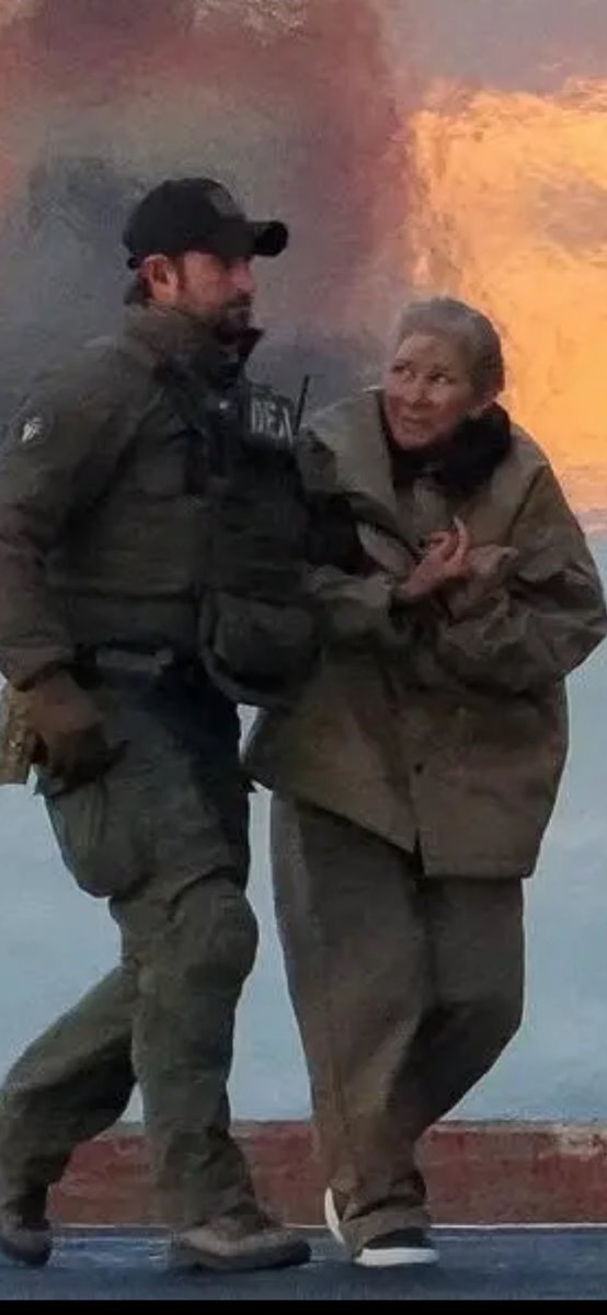 meridarebelde18's tweet photo. 🚨Mientras cientos de inocentes fueron asesinados y miles permanecen presos o torturados hasta morir bajo custodia. Cilia Flores, le pide a la jueza en los Estados Unidos llevar su proceso en casa debido a los problemas cardíacos que padece.

¿MERECE MISERICORDIA ESTÁ RATA?🤨🤔🤷 https://t.co/maop32FKX3
