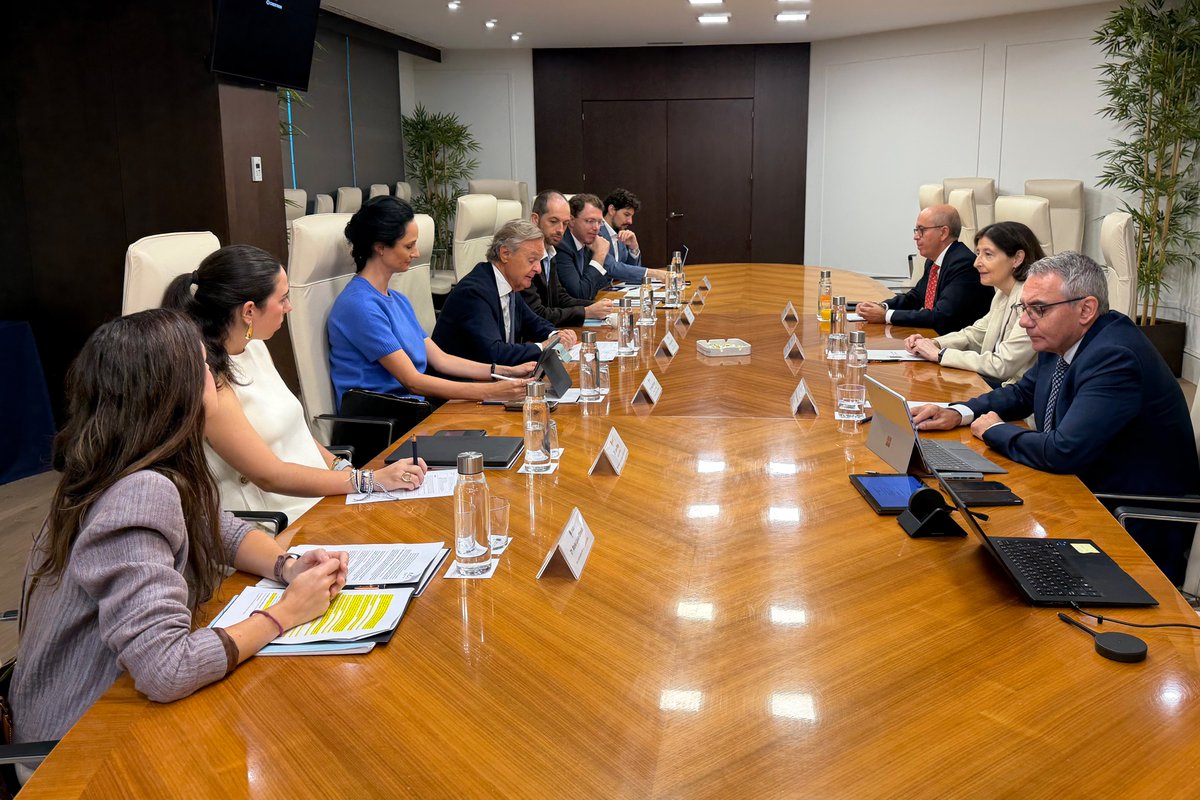 Notarios_ES's tweet photo. El director del Órgano Centralizado de Prevención del blanqueo de @Notarios_ES, Pedro Galindo, ha intervenido en la reunión para explicar la labor de los notarios en la lucha contra el blanqueo de capitales y la financiación del terrorismo, el trabajo que realiza el #OCP y su cooperación con las autoridades competentes
✅ De la mano del director general del @CTNotariado, Alberto Martínez Lacambra, los representantes de #ACI han podido conocer -además- los avances tecnológicos del Notariado y las funcionalidades de nuestro Portal Estadístico (@penotariado), que ofrece información real y actualizada sobre el mercado inmobiliario a ciudadanos, empresas y Administraciones