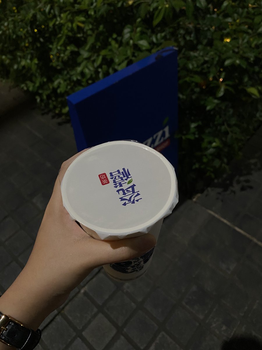 myskinpicks's tweet photo. aku suka BGT deep roast oolong milk tea, dulu favorit aku teazzi, stlh coba2 yg lain favorit aku sekarang SHUYI &amp; MOMOYO🏆

nggak kalah enak dan harganya cuma 20k an😋 https://t.co/5RwhZMy7rZ