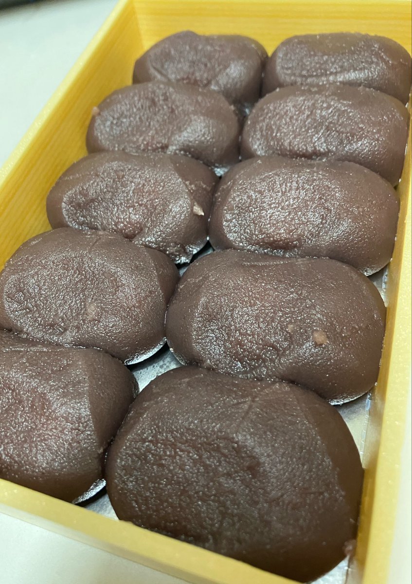 wtg23's tweet photo. 松本市出川

出川磯村

9月10日11日限定の寿命餅

行列に並び　購入できた。

電話予約はスムーズでした。

これぞ本格的な餅。

老舗の甘い��んこの味　とても満足です。

最近は、
甘さ控えめか好まれる事が
悲しい。

このお店は本格的に甘党‼︎最高‼︎ https://t.co/DSgNKNQt6r