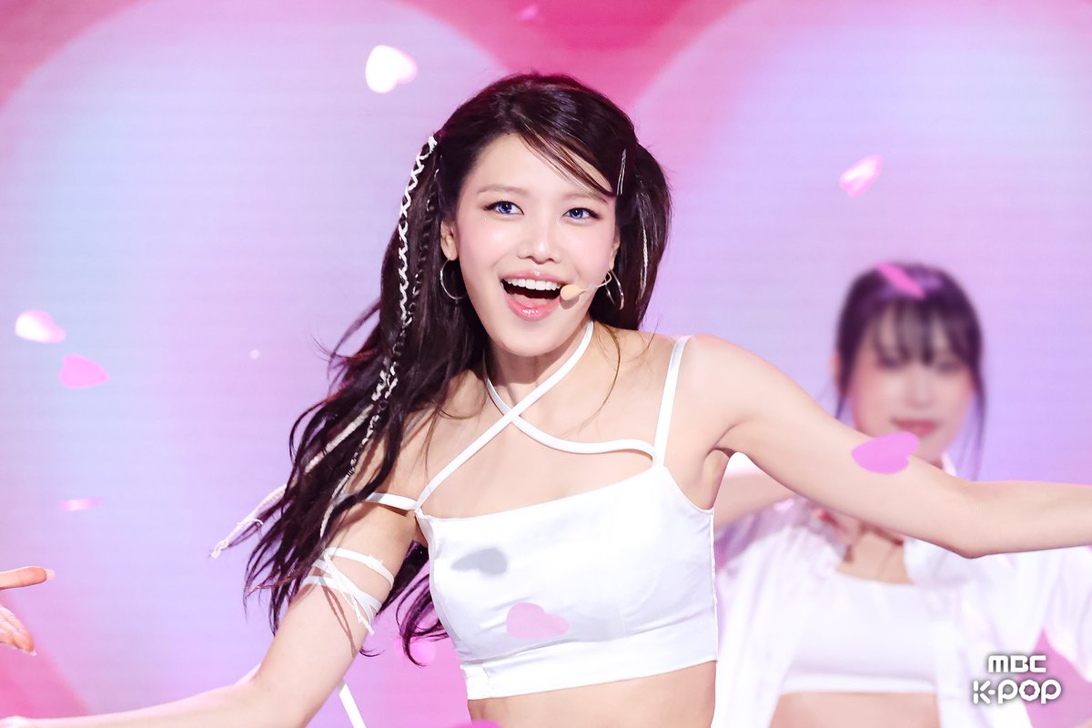 foreversyc's tweet photo. Sooyoung - Music Core Stage Cut ‘LOWKEY IN LOVE’ 😍

https://t.co/rwXvHLdBA7 https://t.co/7639obje6u
