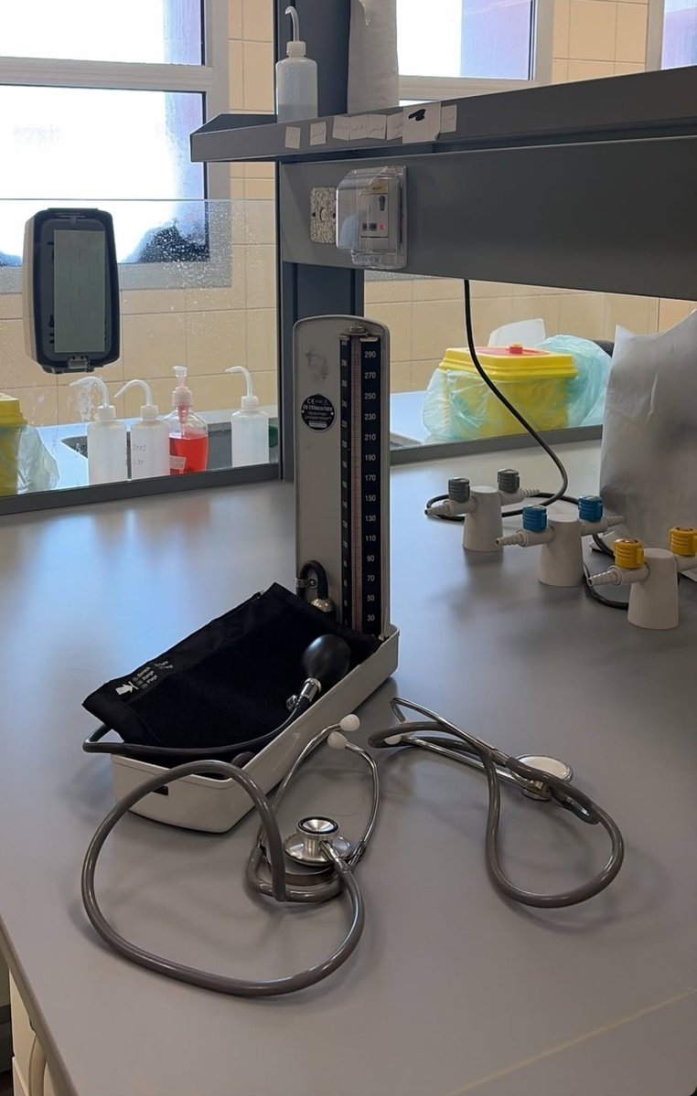 moon_abd864's tweet photo. My first pharmacy lab👩🏻‍🔬✨️✨️✨️ https://t.co/Uw832M1IUH