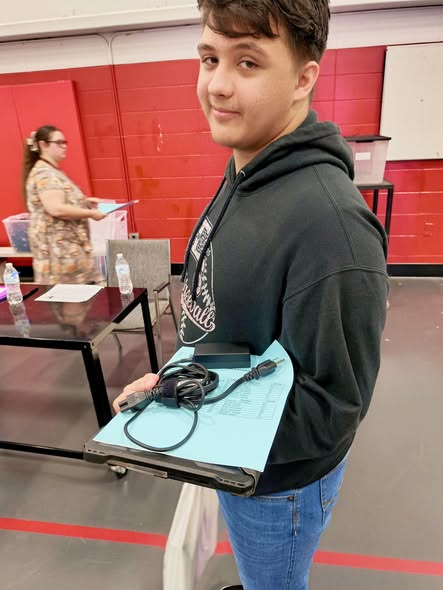 NicoleStarkey40's tweet photo. Nick had Senior Orientation on Tuesday 📷 He starts back to school the middle of next week. This is so surreal....📷📷

#highschool https://t.co/UtdlFgX9lX