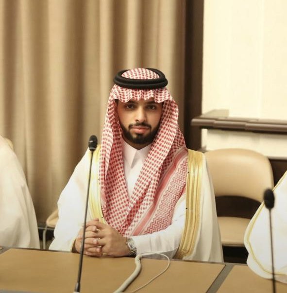 Saudi__Platform's tweet photo. شباب سعودي بطموحات عالمية في القمة العالمية للشباب بجنيف

جنيف – سجّل الشباب السعودي حضورًا مميزًا في القمة العالمية للشباب بمدينة جنيف، بمشاركة كل من عبد المحسن الإسحاق، ومعاذ العتيبي، وعبد الله آل عبد السلام، وياسر البطيح، في مشاركة تعكس طموحات الشباب السعودي وحرصه على الحضور الفاعل في المحافل الدولية.

وتسهم هذه المشاركة في تعزيز حضور الشباب السعودي على المنصات العالمية، وتوسيع آفاق الحوار وتبادل الخبرات والتجارب مع شباب من مختلف دول العالم، بما يدعم دورهم في صناعة التغيير والمساهمة في بناء مستقبل أكثر تأثيرًا واستدامة.

وعبّر المشاركون السعوديون عن سعادتهم بالمشاركة في القمة، مؤكدين أن هذا الحضور يجسد ما يحظى به الشباب السعودي من تمكين ودعم، ويعكس المكانة المتقدمة التي تتمتع بها المملكة في المحافل الدولية.