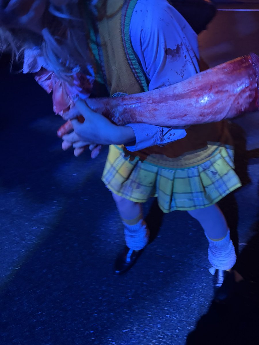 akito522_'s tweet photo. ギャルちゃん自分が持ってる腕と恋人繋ぎしてるんやけどぉぉぉー！

#usjファン
#ホラナイ
＃ハロウィン
＃ゾンビ https://t.co/8wINvqi5Hb