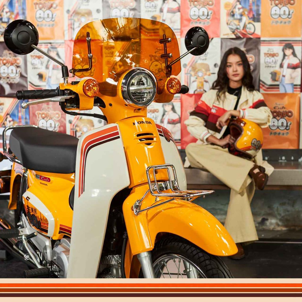 PutiMotor's tweet photo. タイホンダが、1980年代の東京バイブスをテーマにした「スーパーカブ Tokyo 80s リミテッドエディション」を発表。

車体には、日本のポップアートを思わせるラインとカラーリングが施された「Tokyo 80s」専用レジンステッカーが配置され、レトロかつポップな個性を主張。

さらに、フロントまわりを引き締めるライトブラウンカラーの専用ウインドシールドが装着され、フロントキャリアには質感の高いクロームメッキパーツを採用。

タイ全国で限定500台のみが展開。

https://t.co/g1pYBlDTsf