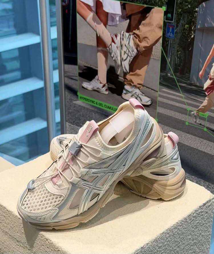 ulianpuyy's tweet photo. MAAF SALOMON 😩🙏.. ikutan fomo ASICS model ini ternyata lebih cakep dan harga nya lebih murah 🥺🫵🏻 https://t.co/av8iOfCHoa