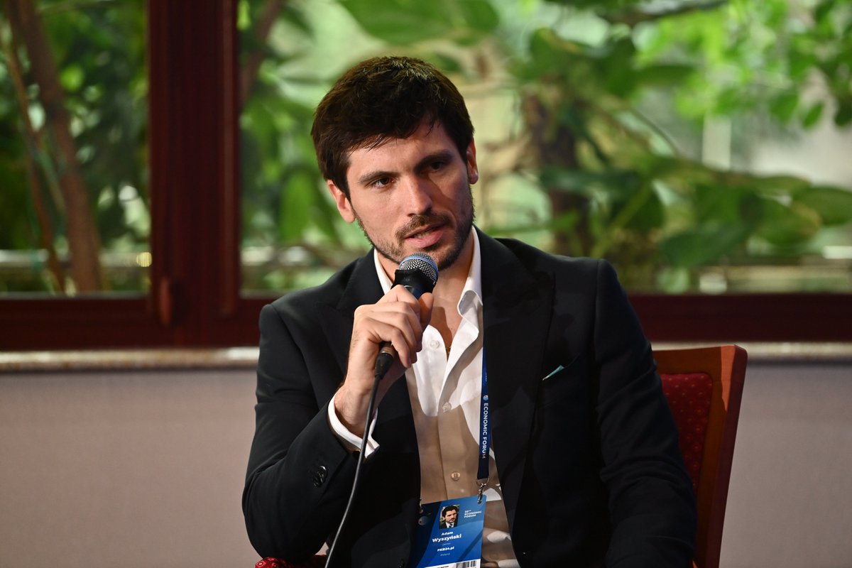 RuchNarodowy's tweet photo. Kolejny ciekawy panel w którym dziś biorą udział działacze Ruchu Narodowego na @Economic_Forum_.

W Debacie prowadzonej przez @Adam_Wyszynski. "Komponent krajowy w zamówieniach publicznych - jak mierzyć polskość inwestycji?", brał udział @przebitkowski, a także @NowackaMon, prezes Fundacji Instytut Przedsiebiorczości Społecznej.

Uczestnicy debaty szukali reguł, które premiują realną wartość dodaną wytworzoną w kraju, a nie sam adres rejestracji spółki.