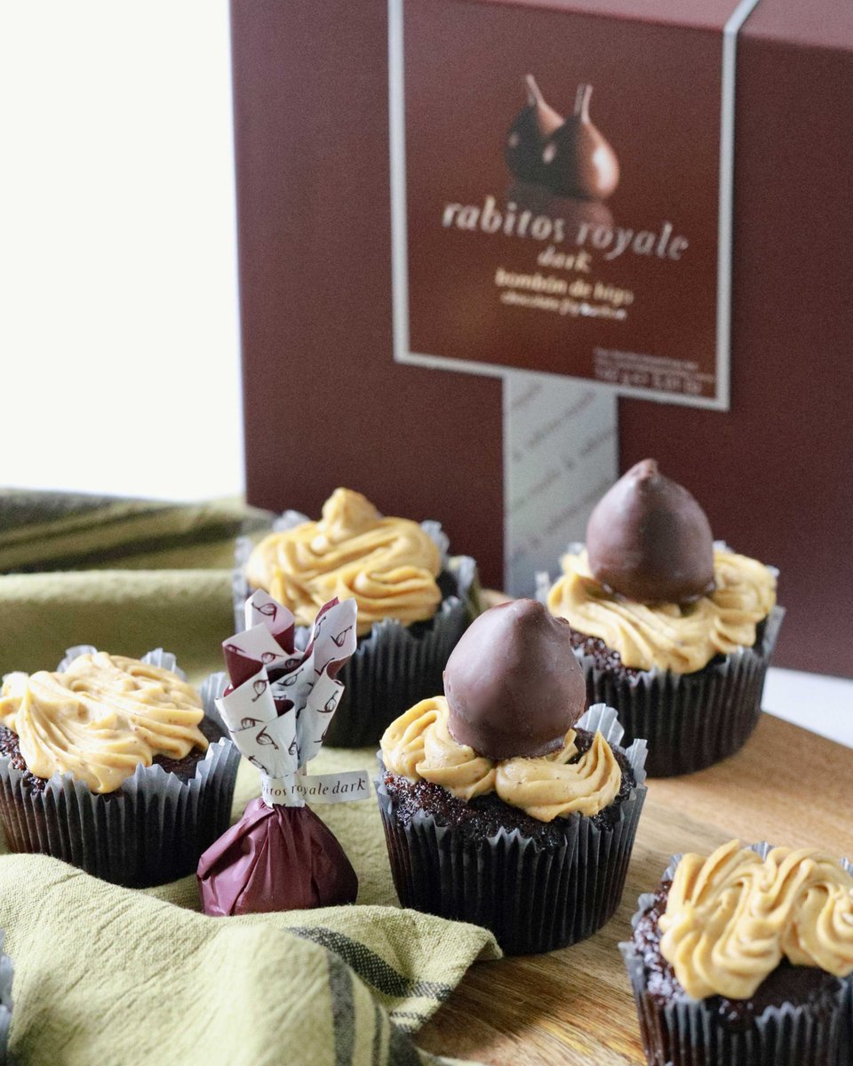 rabitosroyale's tweet photo. Impresionantes cupcakes de chocolate y pistacho con el toque de nuestros #Rabitos Dark!
-
Spectacular pistachio chocolate cupcakes with the touch of our #RabitosRoyale Dark!
#BombonesDeHigo #ChocolateFigBonbon #chocolate #bombones #bombons #CupcakesDeChocolate #ChocolateCupcakes https://t.co/zLSTM9j3aF