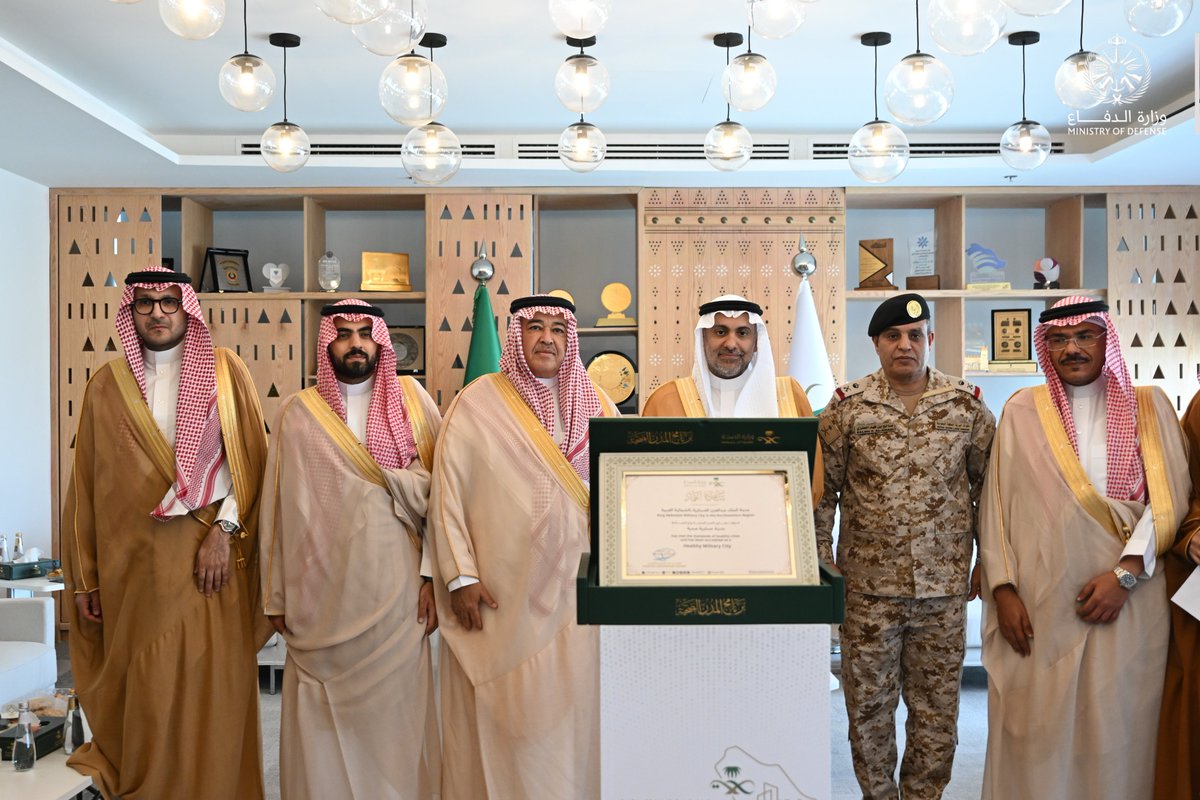modgovksa's tweet photo. معالي وزير الصحة يُسلِّم معالي مساعد وزير الدفاع للشؤون التنفيذية شهادات اعتماد 4 مدن وقواعد عسكرية مدنًا صحية؛ لاستيفائها معايير برنامج «المدن الصحية».

https://t.co/rjFUNHmSAy https://t.co/fXqKaaHWQj