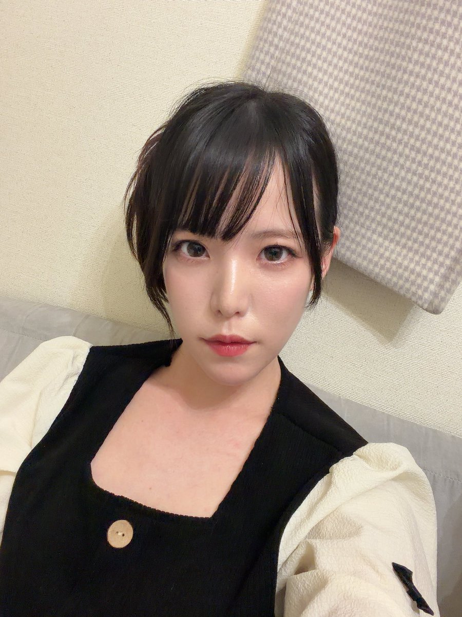 ao_svivid's tweet photo. 距離なのかなんなのか、髪あげてた方が顔小さく見える説あるよね https://t.co/jVItrJyVp3