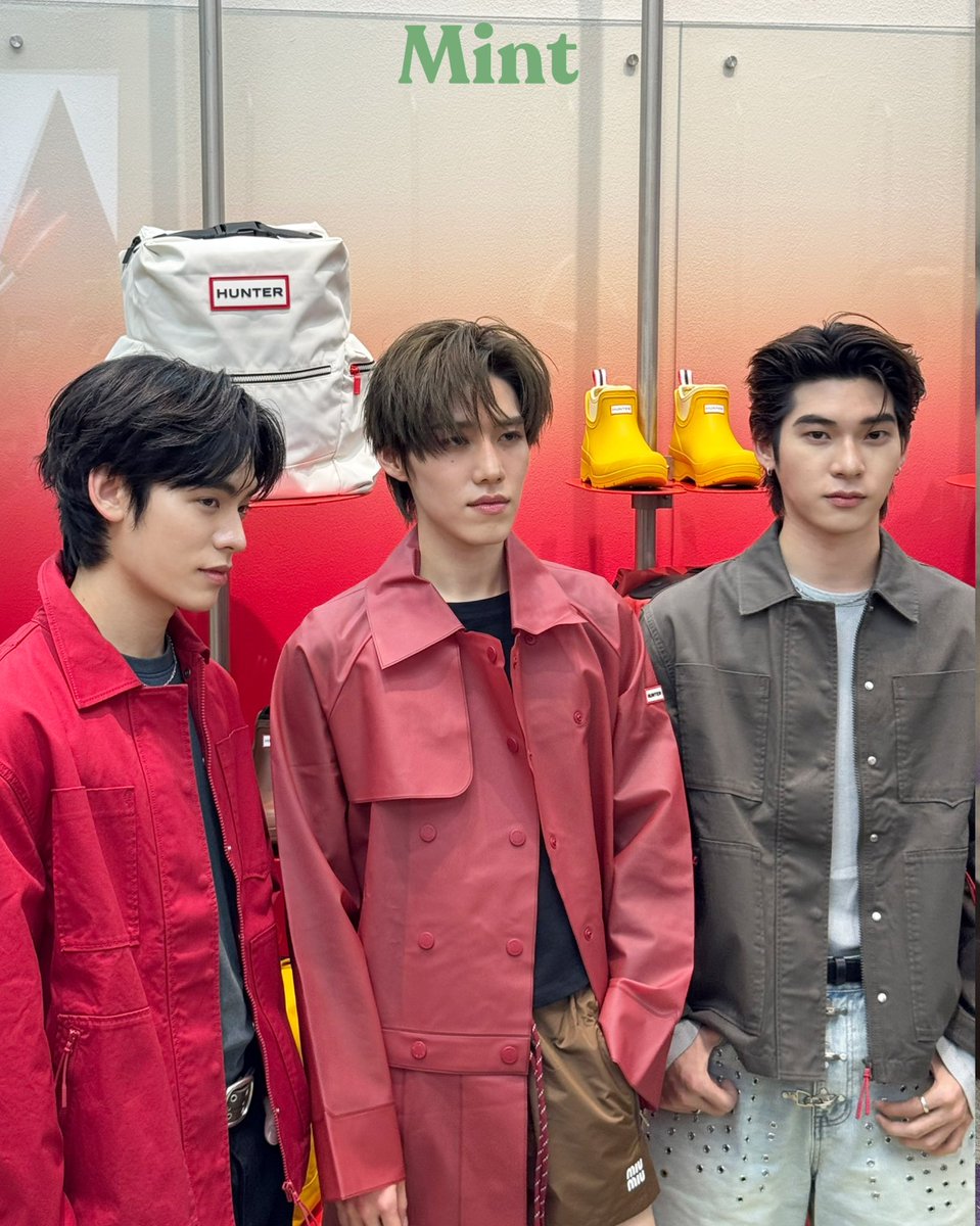 mintmag_th's tweet photo. เฟรมของคนเก๋! #MintReports เสิร์ฟโมเมนต์ ‘พีพี-ป๋อ-ตี๋ตี๋’ มาร่วมเปิดประสบการณ์แฟลกชิปสโตร์แห่งแรกของ HUNTER เป็นครั้งแรกในไทย พร้อมสัมผัสดีไซน์ร้าน  ถ่ายทอดจิตวิญญาณแห่งการเดินทางในแบบฉบับ HUNTER ที่พร้อมลุยทุกสภาพอากาศมากว่า 170 ปี💚

#HUNTERxPPKRIT 
#HUNTERxTeeteePor
#PPKritt  #TeeteePor 
#HUNTER 
#HUNTERTH 
#HUNTERBOOTS 
#TEAMHUNTER
#MintMagTH