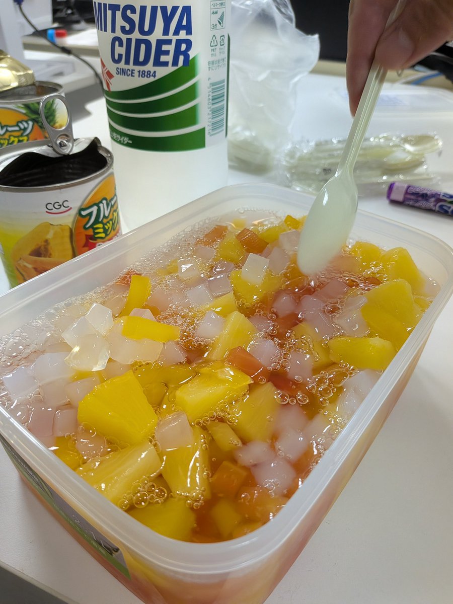 event21_sora's tweet photo. みんなでフルーツポンチ🍇🍓🍑🍉

1日じゃ食べきれなくて、
凍らせたらシャリシャリになりました🍧 https://t.co/Z9AMCUmfqY