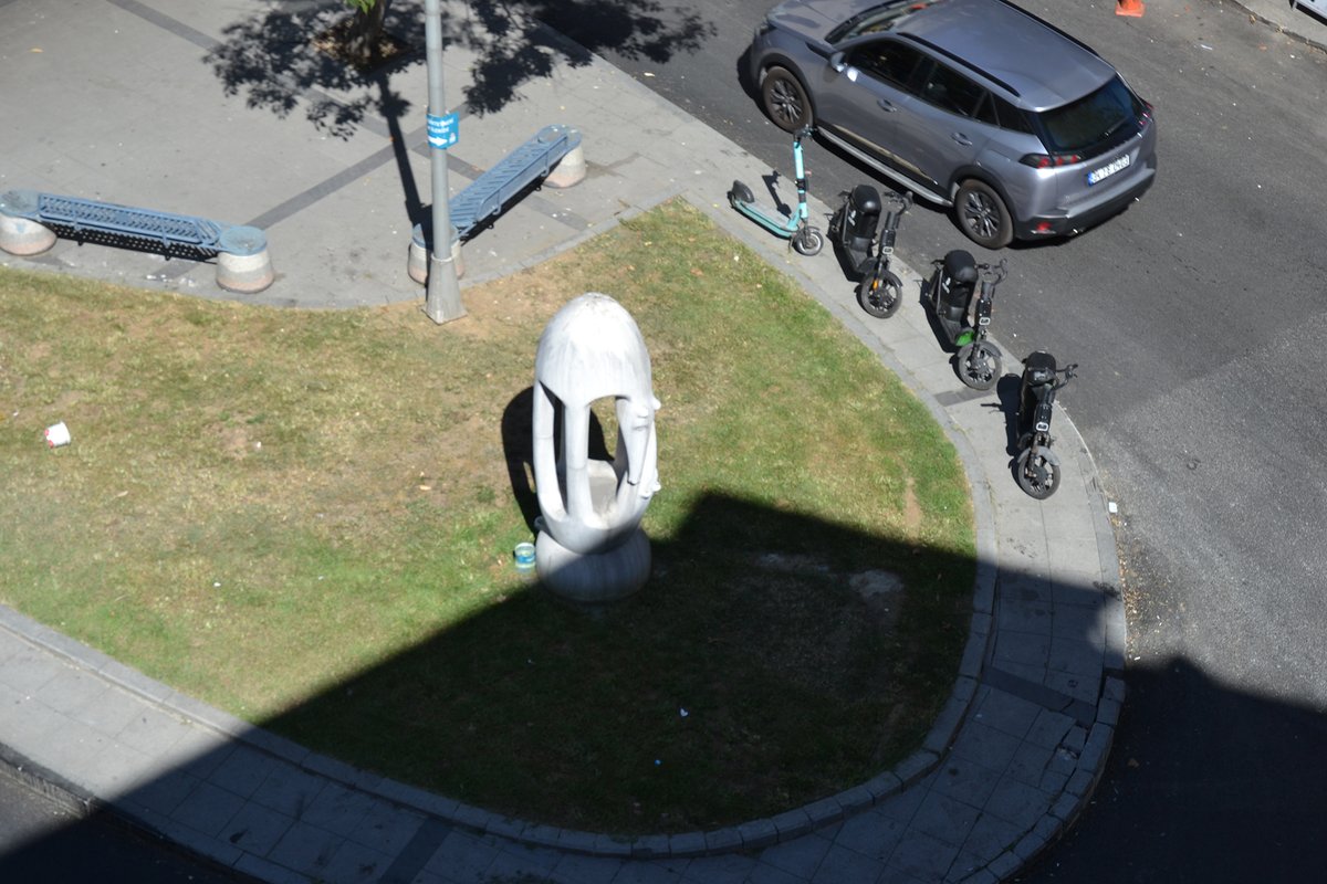 sercesahini's tweet photo. Scooter firmaları yayaları zaten umursamıyorlar da sanırım belediyemizi de artık umursamıyorlar. Vergi ayı yaklaşıyor bizden değil de onlardan toplasınlar alabiliyorlarsa. @BesiktasBel Zaten kaldırımlar tretuvarlar bozuk birde bunlarla uğraştırıyorlar bizi. https://t.co/lgNsMfVBAZ