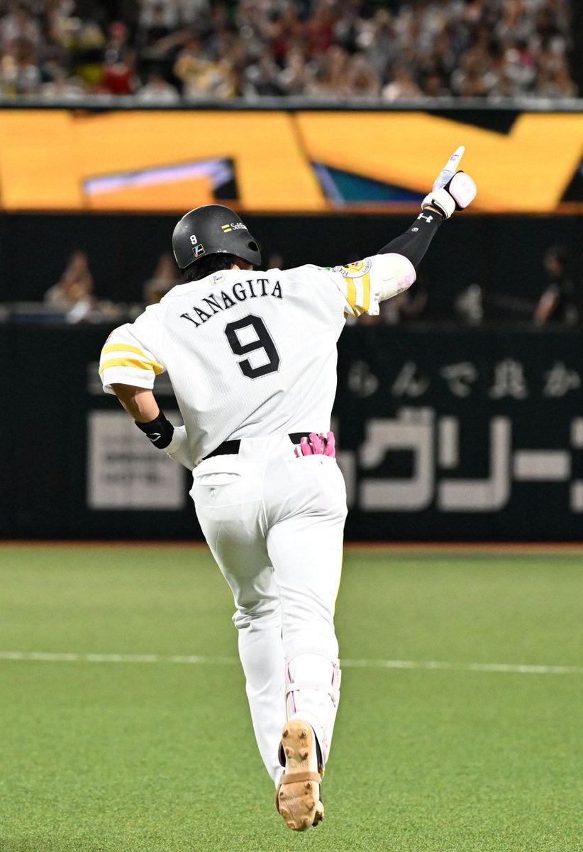 nishispo_hawks's tweet photo. ソフトバンクが一発攻勢で競り勝ち！

ギータ2発で日本ハムのカード最終戦も勝った
チーム3人目の2桁勝利投手が誕生

クライマックスシリーズ進出決定

#sbhawks
▼記事はこちらから▼
https://t.co/NiZ6S3p061 https://t.co/6hdExt3HbO