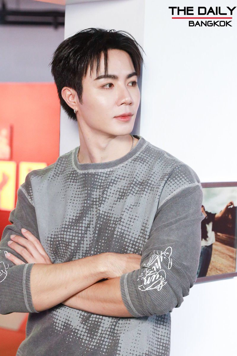 thedailybkk's tweet photo. หล่อออร่า "ซี พฤกษ์" กับงาน INSOLUTION: PHOTO EXHIBITION 

SUPER SUN EXHIBITION AT SIAM DISCOVERY
#ZeePrukExhibitionxSiamDiscovery
#ZeePruk #SUPERSUN 
#SUPERSUNINSOLUTIONEXHIBITION
#SUPERSUNEXHIBITION https://t.co/GPVDiXUkMj