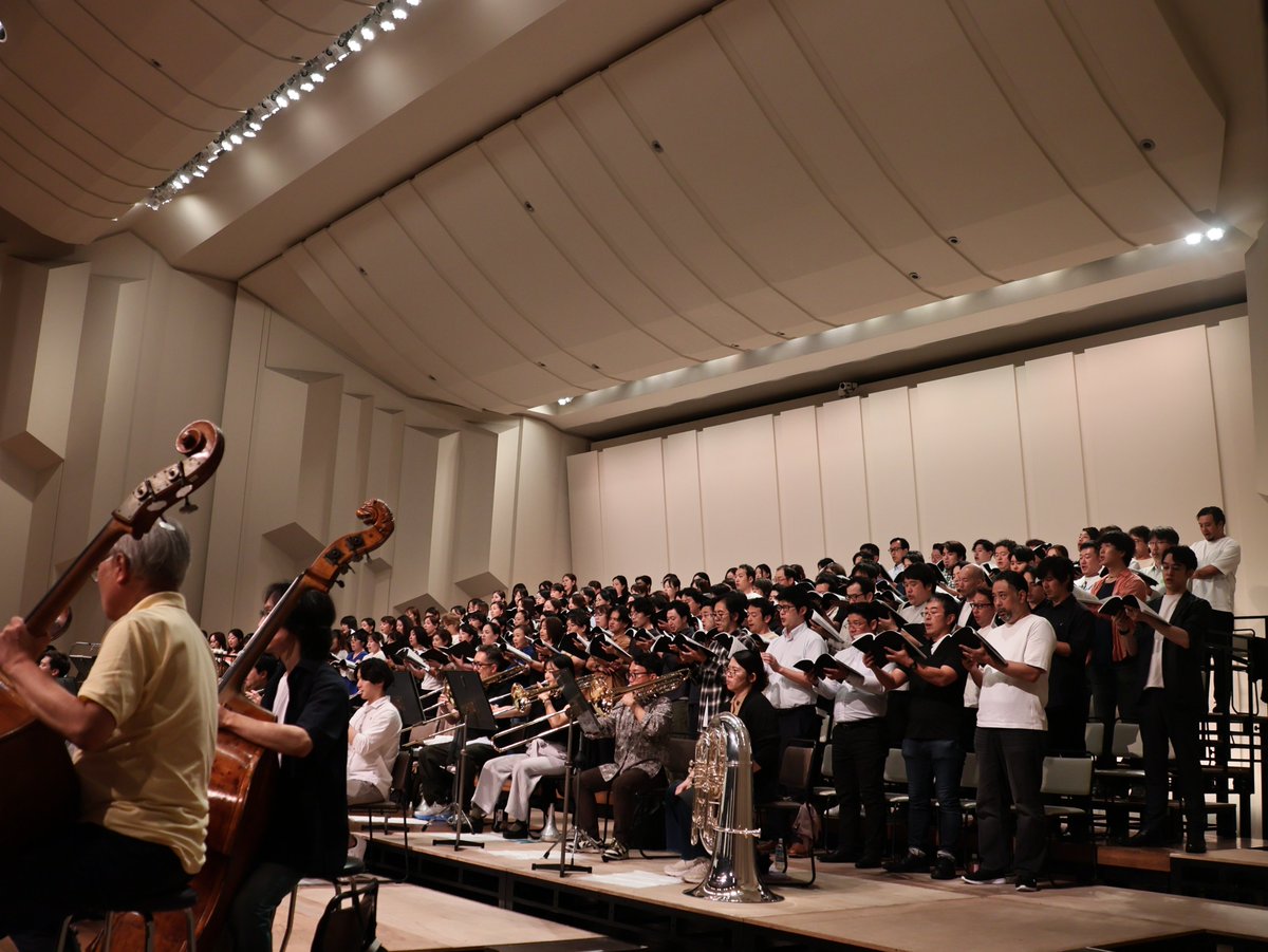 NHKSO_Tokyo's tweet photo. 「この作品の本当の凄さは、ホールでなければ味わえない」

今週末に迫った #フランツ・シュミット 《オラトリオ「#7つの封印の書」》の本番を前に、本日9月10日、#NHKホール で行われた会場リハーサルに立ち会った宣伝担当者としての、率直な感想です。
――――――――――――

この公演を盛り上げたい一心で、“フランツ・シュミットの伝道師”こと #ファビオ・ルイージ が世界各地の名門オーケストラと演奏した《7つの封印の書》の映像を繰り返し見てきました。
そのおかげで、この作品の魅力はある程度理解したつもりでいました。
しかし、それはほんの入り口に過ぎなかったことを、今日のリハーサルで思い知らされました。

NHKホールに満ちたのは、響きの限りない多彩さ、細部への徹底したこだわり、そして2時間近くに及ぶ巨大な作品を貫く揺るぎない構想力…
そうしたものが、デジタルデータには決して収まりきらない圧倒的な存在感となって、#ルイージ の確信に満ちたタクトのもと、ソリスト、合唱団、オーケストラから放たれていました。

そして演奏が終わったあとに残ったのは、心地よい脱力感と深い感動でした。
「こんなにも素晴らしい作品が、まだこの世に残されていたのか」
そんな思いを抱かずにはいられませんでした。

この稀有で壮大な音楽体験を、ぜひひとりでも多くの方にNHKホールで味わっていただければ幸いです。
（独りよがりな文章、失礼しました。）

―――――――――――――――
 9月定期公演Aプログラム｜NHKホール
12 (土) 18時
https://t.co/EPAdDIeB9T
13 (日) 14時
https://t.co/N7ESQK2qTD

― N響100年特別企画 ―
フランツ・シュミット／オラトリオ「7つの封印の書」（日本語字幕付き）
指揮 #ファビオ・ルイージ
ヨハネ（テノール）#ミヒャエル・ラウレンツ
神の声（バス）#ダーヴィト・シュテフェンス
ソプラノ #迫田美帆
メゾ・ソプラノ #藤井麻美
テノール #伊藤達人
バス #加藤宏隆
オルガン #新山恵理
合唱 #新国立劇場合唱団
合唱指揮 #冨平恭平
#nhkso #nhksymphonyorchestra