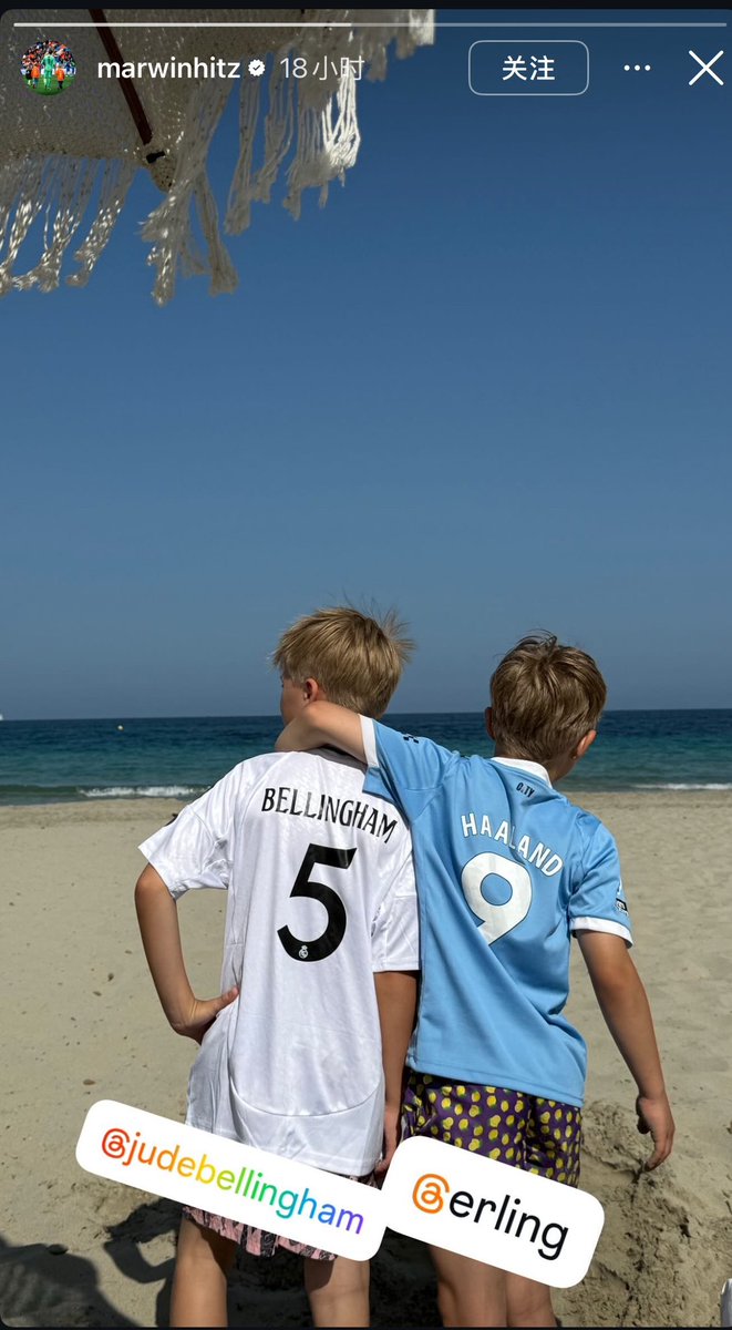 TELEKINESIS_95's tweet photo. 1yo throwback when former BVB keeper Marwin Hitz’s kids were wearing Jude + Erling’s shirts, repping BOTH of them like the separation never happened. smth so cute abt these 2 still being in their 20s &amp; already being the faves of an even younger gen🥺(via.萬里塵灰) https://t.co/DIoFMVFgxL