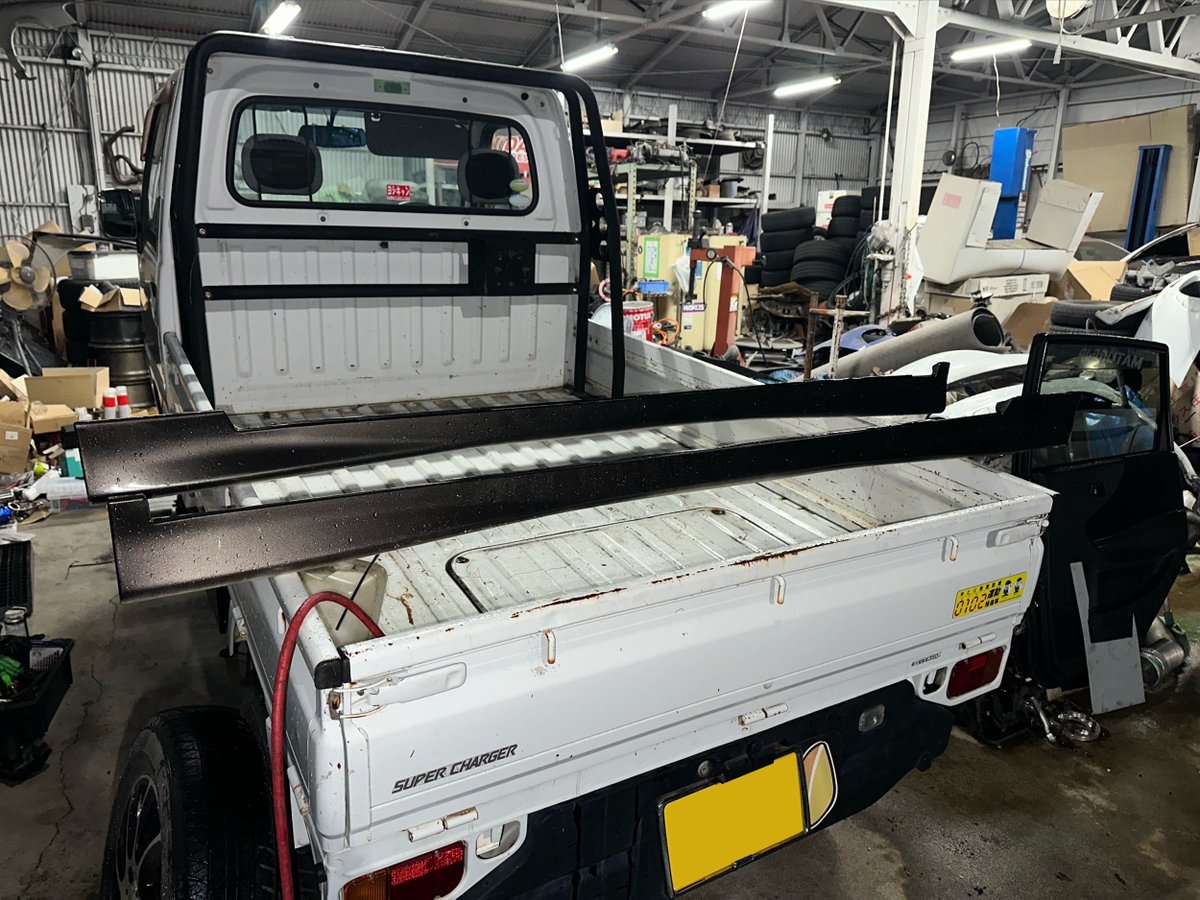 pomcat0316's tweet photo. JZX100チェイサー純正エアロ売ります
フロント、サイド、リアの純OPです
色は前オーナーの丸ペンなのでなんの色かは
分かりません、塗り直し、補修ベースで
埼玉県蓮田市からです
現物確認もお気軽にどうぞ
引き取り限定でお願いします
GXにも是非
 #JZX100 #チェイサー #純正 #エアロ売ります https://t.co/D23Bgq8ef0