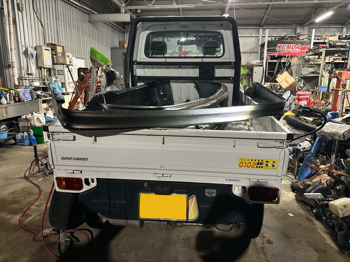 pomcat0316's tweet photo. JZX100チェイサー純正エアロ売ります
フロント、サイド、リアの純OPです
色は前オーナーの丸ペンなのでなんの色かは
分かりません、塗り直し、補修ベースで
埼玉県蓮田市からです
現物確認もお気軽にどうぞ
引き取り限定でお願いします
GXにも是非
 #JZX100 #チェイサー #純正 #エアロ売ります https://t.co/D23Bgq8ef0