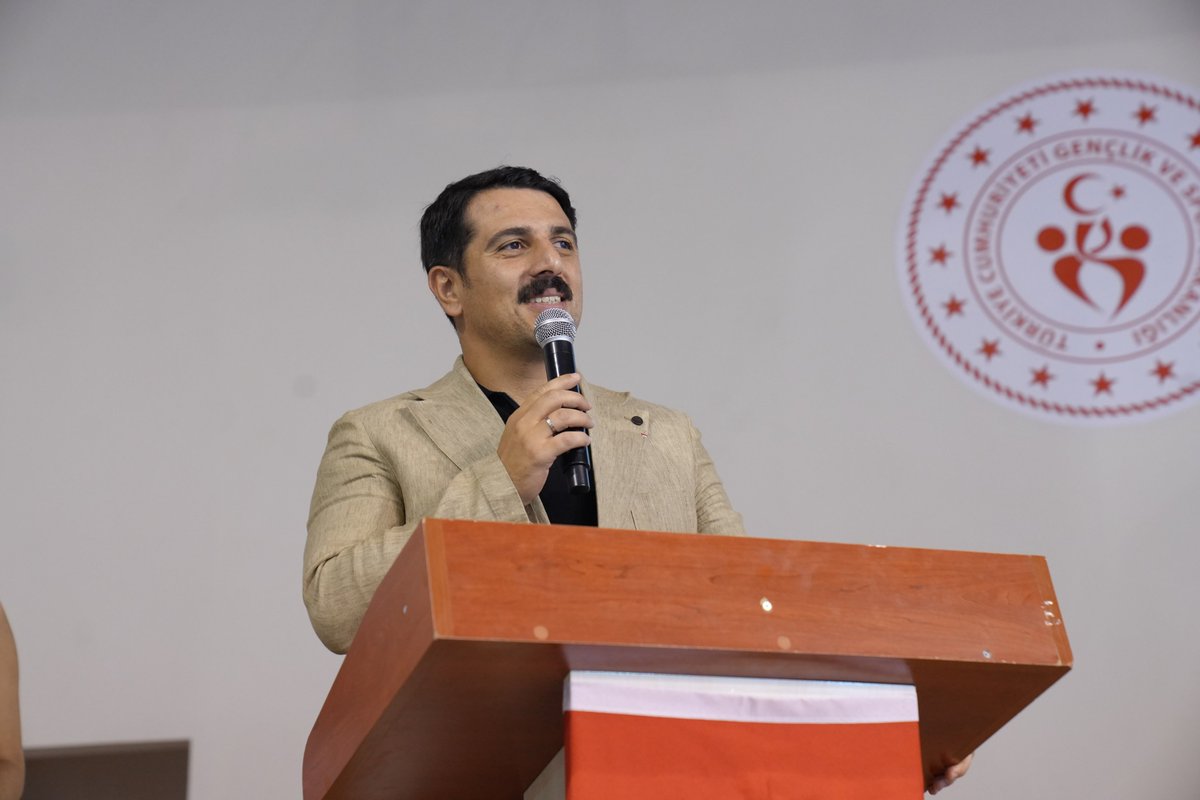 GSB_Konya's tweet photo. Karapınar’da Gönüllü Hasat Şenliği!🌾

Karapınar ilçemizde düzenlenen Gönüllü Hasat Şenliği, Karapınar Kaymakamı Şenol Öztürk, Karapınar Belediye Başkanı İbrahim Önal ve İl Müdürümüz Muzaffer Çintimar’ın katılımıyla gerçekleştirildi.

Mevlânâ Semazen Gösterisi ile renklenen programın ardından, gençlerimiz, gençlik liderlerimiz ve programa katılan tüm gönüllülerimiz tarlada hep birlikte hasat yaptı. İlçenin yöresel lezzetlerinin tanıtıldığı etkinlikte, katılımcılarla birlikte güzel anlar yaşandı ve gün hatıra fotoğraflarıyla ölümsüzleştirildi.

İlçenin yöresel lezzetlerinin tanıtıldığı etkinlikte gençlerimizle birlikte keyifli anlar yaşanırken, gün hatıra fotoğraflarıyla ölümsüzleştirildi.
@OA_BAK @gencliksporbak