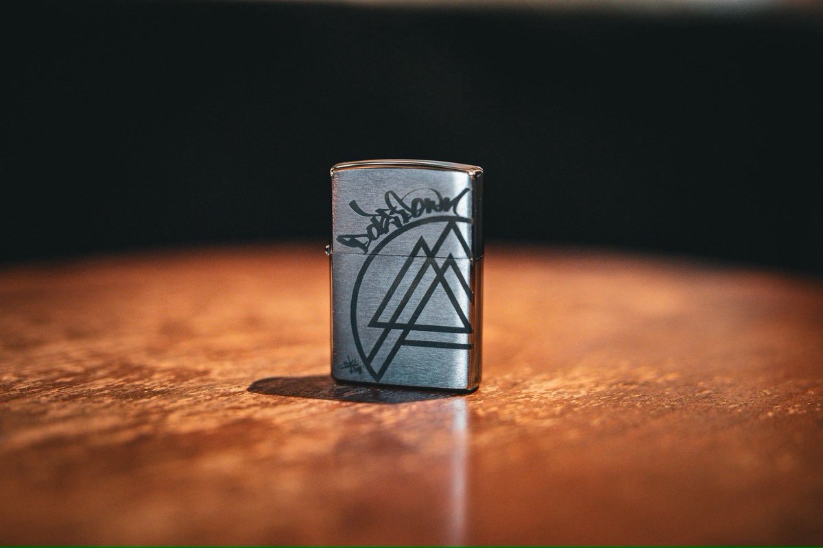 KOOLizm2525's tweet photo. 🔥DOPEDOWN オリジナルZippo🔥
限定販売開始‼️

◼︎シリアルナンバー入
◼︎吾龍直筆サイン入りケース付

🕗受注期間
9/10(木) 21:00〜9/18(金) 23:59

🔻ご注文はこちらから🔻
https://t.co/7sgh16jT9J

※受注生産となります。
※ナンバーは一つずつ私が手打ちする為、若干の凹みが生じます🙇‍♂️ https://t.co/VhTWfWQDZl