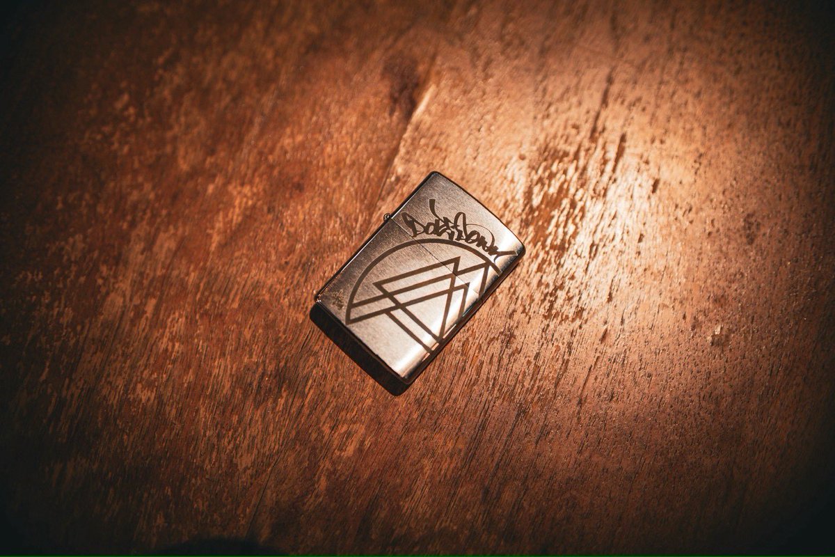 KOOLizm2525's tweet photo. 🔥DOPEDOWN オリジナルZippo🔥
限定販売開始‼️

◼︎シリアルナンバー入
◼︎吾龍直筆サイン入りケース付

🕗受注期間
9/10(木) 21:00〜9/18(金) 23:59

🔻ご注文はこちらから🔻
https://t.co/7sgh16jT9J

※受注生産となります。
※ナンバーは一つずつ私が手打ちする為、若干の凹みが生じます🙇‍♂️ https://t.co/VhTWfWQDZl
