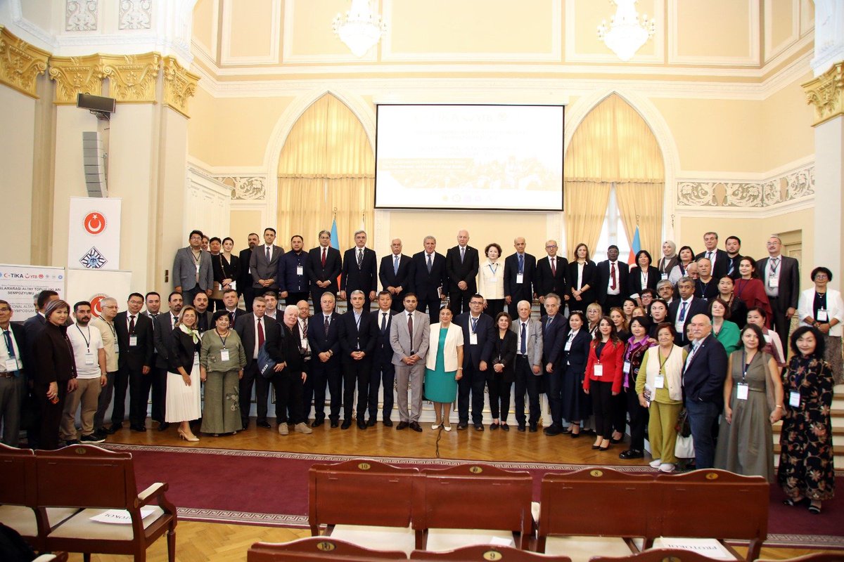 ttkgovtr's tweet photo. Türk Tarih Kurumu Başkanı Prof. Dr. Haluk Selvi, Birinci Türkoloji Kurultayı’nın 100. yılı münasebetiyle, Türk Tarih Kurumunun da desteğiyle 9-12 Eylül 2026 tarihlerinde Bakü’de düzenlenen “Uluslararası Altay Toplulukları Sempozyumu-XIV: Altay Çalışmalarının Dünü, Bugünü ve Yarını” başlıklı sempozyumun açılış programına katılarak bir konuşma gerçekleştirdi.

Prof. Dr. Selvi, konuşmasında Türkoloji çalışmalarının gelişiminde önemli bir yere sahip olan Birinci Türkoloji Kurultayı’nın 100. yılında Bakü’de yeniden bir araya gelmenin anlam ve önemine dikkat çekerek Altay çalışmalarının geçmişten günümüze gelişimi ve geleceğine ilişkin değerlendirmelerde bulundu.