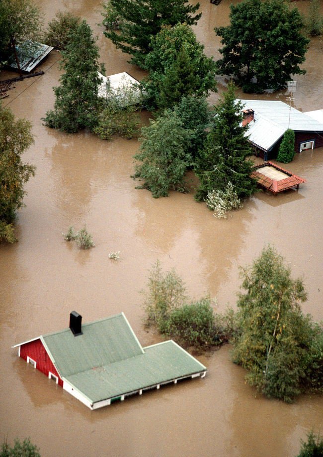 25YearsAgoLive's tweet photo. Flooding destroys large parts of Sundsvall, Sweden. https://t.co/wqMY7aXGS4