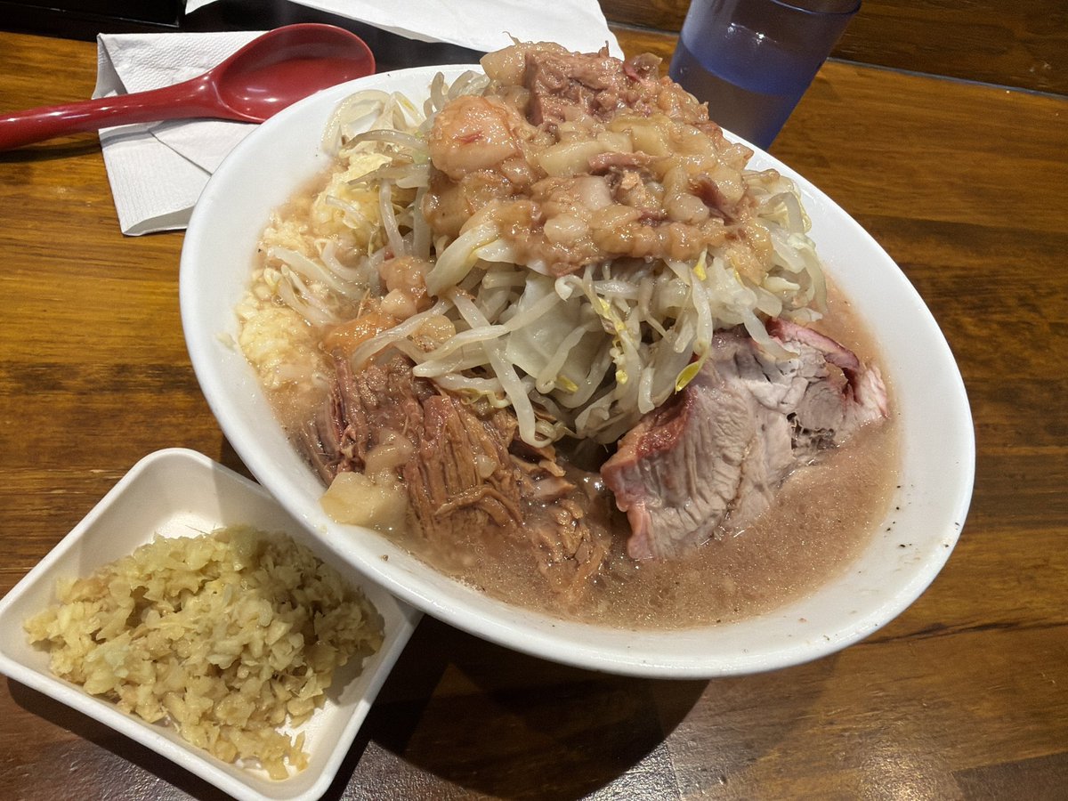 penginSergeant's tweet photo. ラーメンマルキにて塩ラーメン小🍜
凝縮された豚の旨味を塩ダレが真っ直ぐに表現し、ジャンクさと出汁感を両立した絶品スープ‼️
富士丸系のワシッとした太麺にホロホロなブタも食べ応え抜群ですね✨
香り高い生姜も清涼感と風味を与えておすすめのトッピングで、塩二郎もいいもんですね(*´꒳`*) https://t.co/5Cgc1WT051