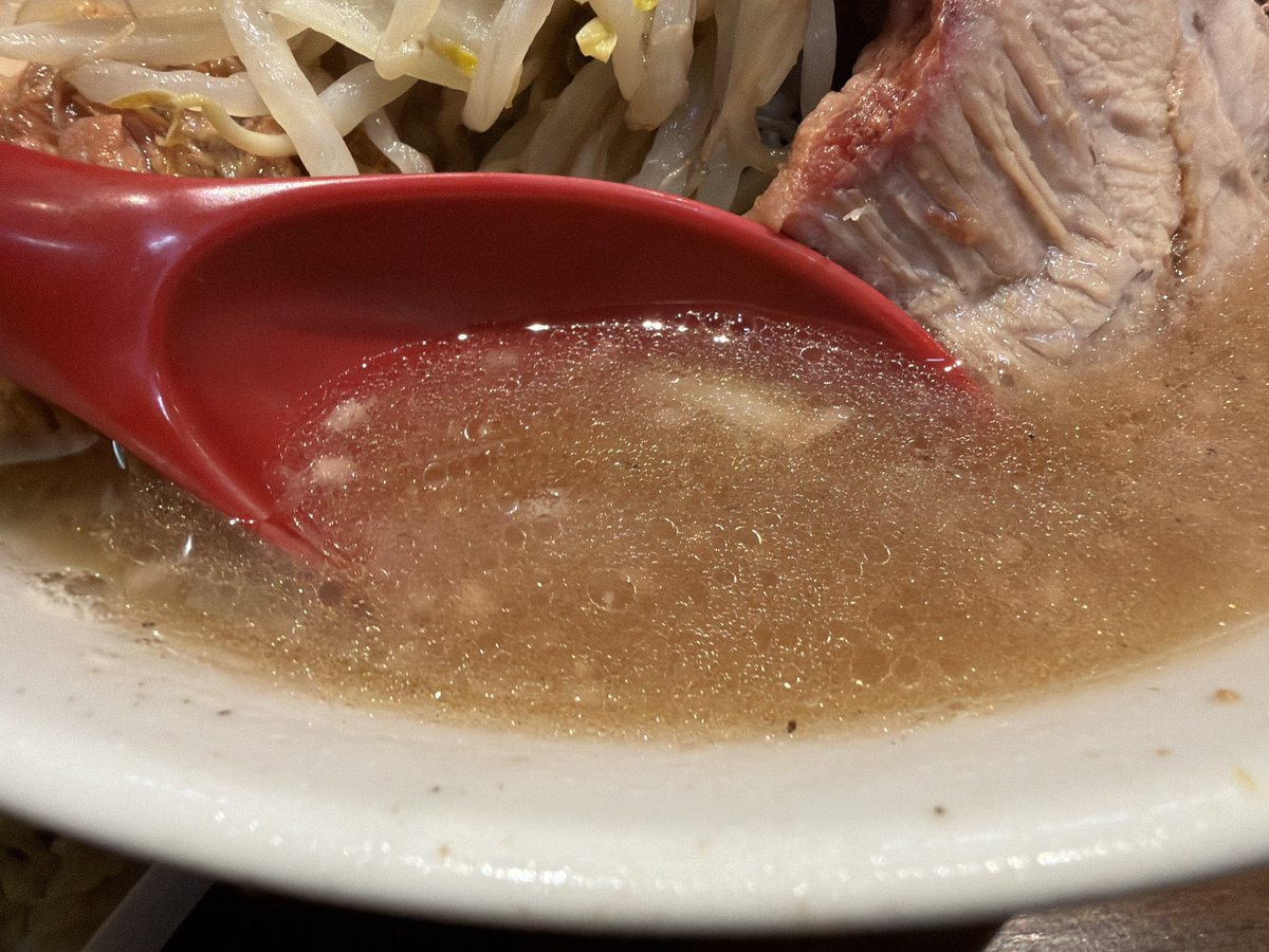 penginSergeant's tweet photo. ラーメンマルキにて塩ラーメン小🍜
凝縮された豚の旨味を塩ダレが真っ直ぐに表現し、ジャンクさと出汁感を両立した絶品スープ‼️
富士丸系のワシッとした太麺にホロホロなブタも食べ応え抜群ですね✨
香り高い生姜も清涼感と風味を与えておすすめのトッピングで、塩二郎もいいもんですね(*´꒳`*) https://t.co/5Cgc1WT051