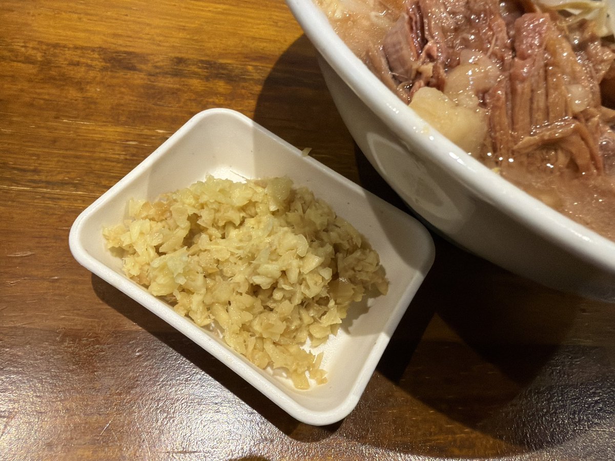 penginSergeant's tweet photo. ラーメンマルキにて塩ラーメン小🍜
凝縮された豚の旨味を塩ダレが真っ直ぐに表現し、ジャンクさと出汁感を両立した絶品スープ‼️
富士丸系のワシッとした太麺にホロホロなブタも食べ応え抜群ですね✨
香り高い生姜も清涼感と風味を与えておすすめのトッピングで、塩二郎もいいもんですね(*´꒳`*) https://t.co/5Cgc1WT051