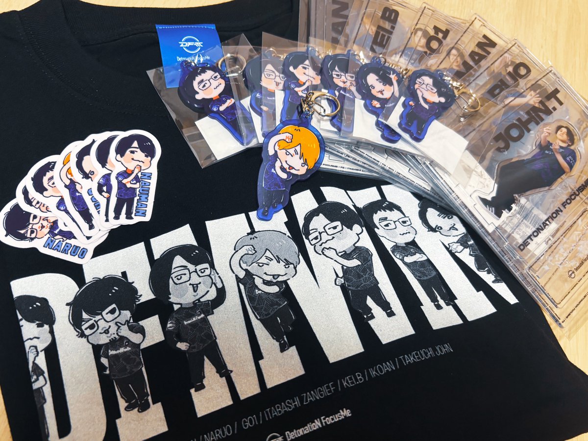 akisyameeee's tweet photo. DFM様より、イラストお手伝いさせていただいたグッズ（＋お写真のアクスタ）をいただきました！いっぱいある…！笑

ファンのみなさまが続々とお迎えしてくださっているようで嬉しいです。引き続きよろしくお願いいたします🙇 https://t.co/k3sBSaUXuO