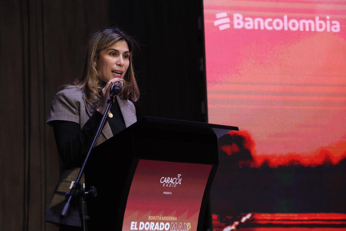 MinTransporteCo's tweet photo. 🛤️ “La infraestructura debe estar al servicio de la gente y el desarrollo de Colombia” @msantapalacios.
@BOG_ELDORADO es clave como puerta aérea y activo logístico del país. El reto: terminar obras, destrabar proyectos y consolidarlo como eje de conectividad y competitividad. https://t.co/yWPw7nUlEy