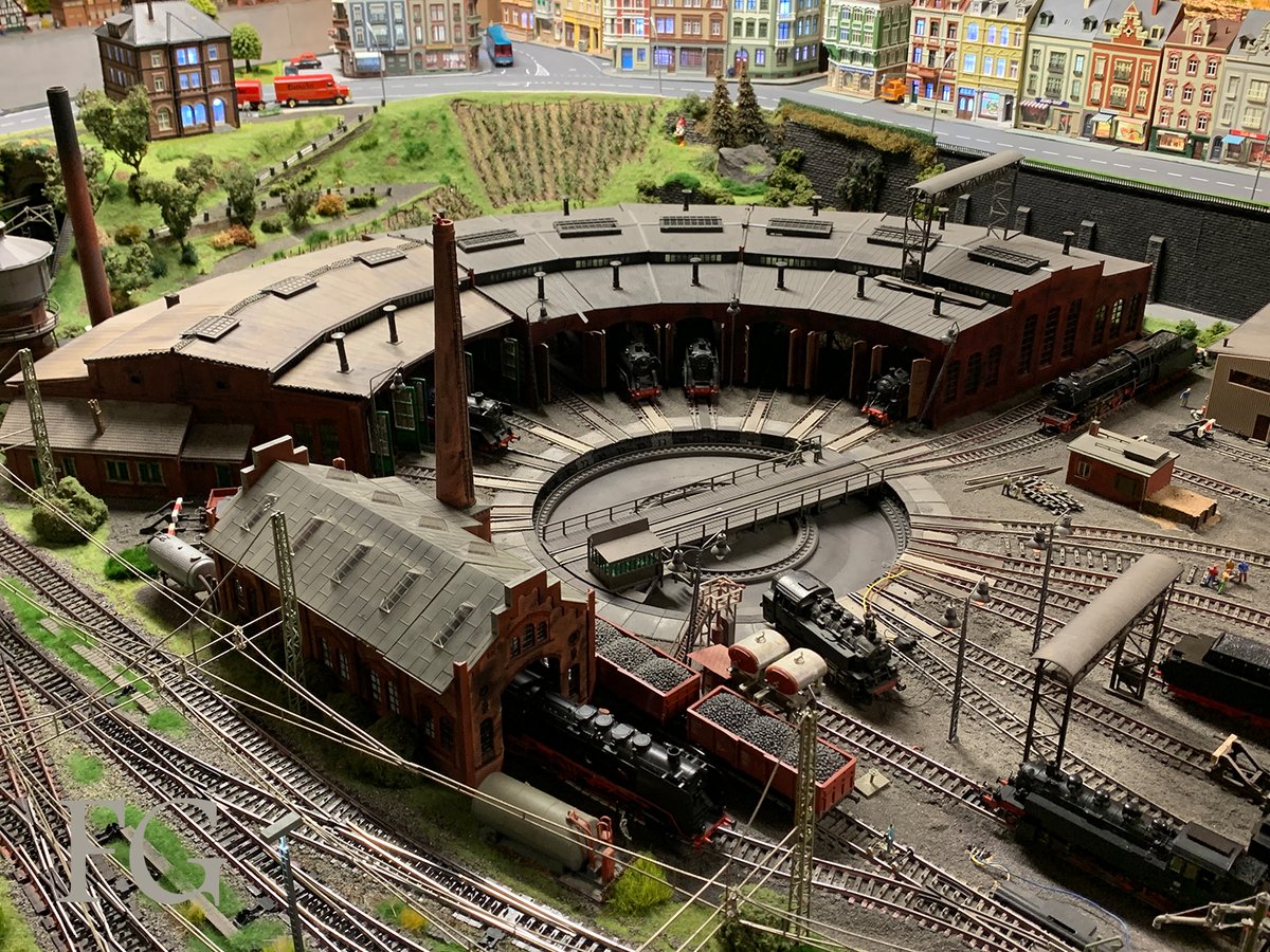 fallguy79's tweet photo. #Bahnbetriebswerk auf der Anlage der Modelleisenbahnfreunde Odenwaldkreis (6/12/2025)
#michelstadt #odenwald #betriebswerk #modelbuilding #dampflok #raildepot #bundesbahn #modellbahn #modelrail #modellbahnanlage #modelrailway #modelrailroad #hOscale #lokschuppen #h0 #modeltrains https://t.co/ewNci9z5ph