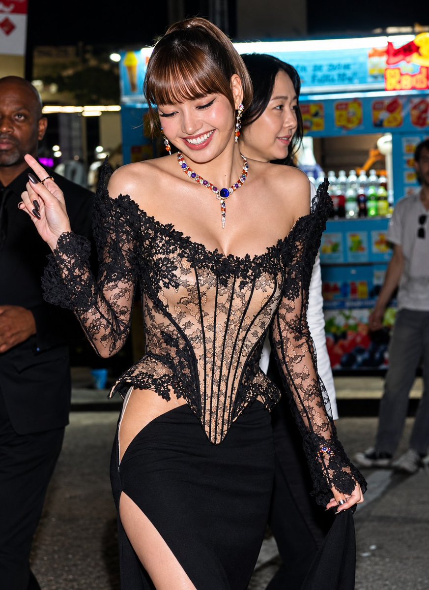 WORLDMUSICAWARD's tweet photo. #LISA is the Main event at the Bulgari Serpenti Infinito event in NYC, and looks absolutely gorgeous in her stunning couture gown by Belik...👏👸1⃣✨🤩🅱️🐍💍📿🗽🏙️𝙽𝚈𝙲🔥👑🤍  

#LISAxBVLGARI 
@wearelloud 
@BLACKPINK https://t.co/RVQkIcX012