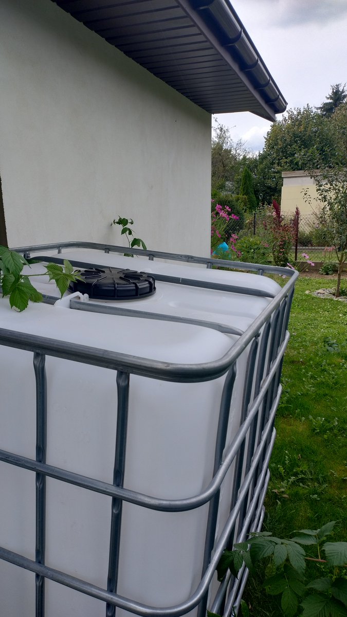 Tomasz74073193's tweet photo. Wiecie co mocno odstaje z cenami, kupiłem mausera półtora tysiąca litrów i miałem go zakopać i podłączyć do rynny żeby zbierać deszczówkę na działce, niestety złamałem nogę i sprawa się trochę przeciąga, żona zapytała się dzisiaj gościa który się specjalizuje w kopaniu, ile by wziął za wykopanie dołu pod tego mausera. 

Za samo wykopanie bez podłączenia, 1800 złotych.

W tej sytuacji Mauser poczeka aż będę miał sprawną nogę, ale dobrze że zapytała bo przynajmniej wie ile kosztuje praca którą ja odwalam.