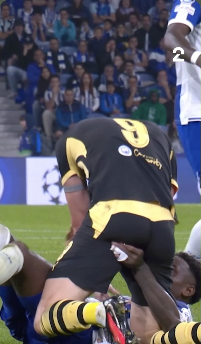 City_Xtra's tweet photo. Haaland: “You’ll be seeing a picture where he [FC Porto's Pablo Rosario] is grabbing my ass… it’ll be interesting to see that picture.”

Well, that picture has now arrived courtesy of @tv2sport &amp; @TheAthleticFC. 👇 https://t.co/qwybw2aN1G