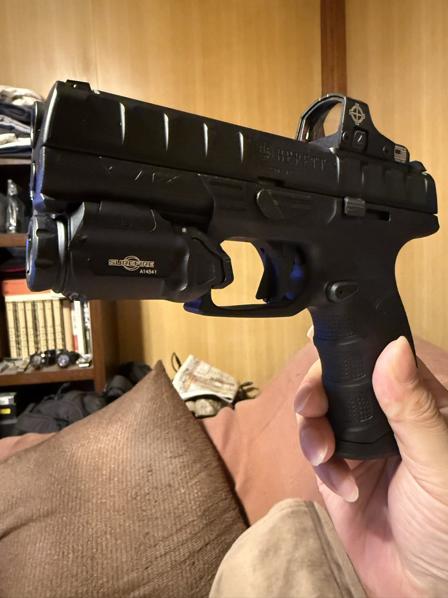 Mk32486836's tweet photo. KSC APXにsurefire xc3を付けたらこんな感じ
気に入りました
APXは握りやすくて本当に好き
m&amp;p9やcz75も握りやすいけど個人的にはそれ以上かも https://t.co/MHDrHzkBQf