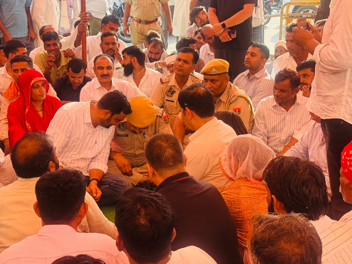 drshravanosian's tweet photo. नागौर सांसद श्री हनुमान जी बेनीवाल के निर्देशानुसार, चाकसू धरना स्थल पर ग्रामीणों के साथ सन्नी चौधरी की सकुशल बरामदग��� की मांग को लेकर दिए जा रहे धरने में चाकसू अम्बेडकर सर्किल पर मौजूद हूँ।

इस दौरान उच्च अधिकारियों के साथ लगातार वार्ता एवं आवश्यक कार्रवाई को लेकर चर्चा जारी है।
सन्नी चौधरी की सकुशल बरामदगी तक ग्रामीणों के साथ हरसंभव प्रयास जारी रहेगा।