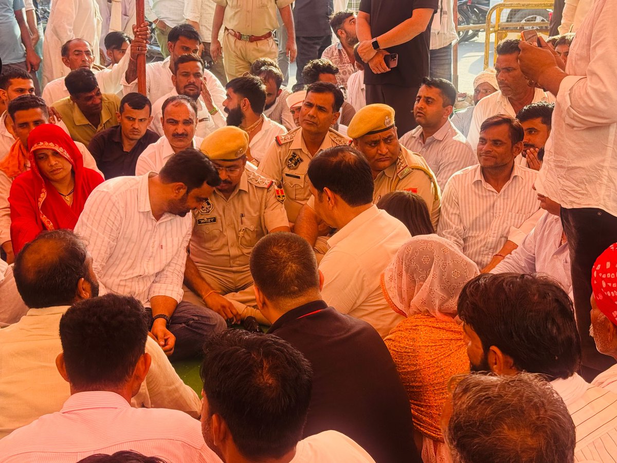 drshravanosian's tweet photo. नागौर सांसद श्री हनुमान जी बेनीवाल के निर्देशानुसार, चाकसू धरना स्थल पर ग्रामीणों के साथ सन्नी चौधरी की सकुशल बरामदग��� की मांग को लेकर दिए जा रहे धरने में चाकसू अम्बेडकर सर्किल पर मौजूद हूँ।

इस दौरान उच्च अधिकारियों के साथ लगातार वार्ता एवं आवश्यक कार्रवाई को लेकर चर्चा जारी है।
सन्नी चौधरी की सकुशल बरामदगी तक ग्रामीणों के साथ हरसंभव प्रयास जारी रहेगा।