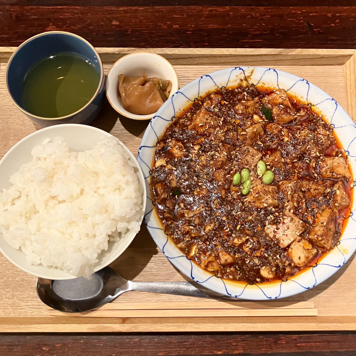 labomenNo004's tweet photo. 東京麻婆上野店＠入谷。
東京麻婆定食 痺増・麻婆大盛。
花椒に藤椒、自家製辣油が畝る麻辣ヘヴン。葉大蒜をチラつかせる粗微塵牛肉の麻婆にハートまで痺れまくり早くも来店3度目。多めに作ってしまったので、と大盛二乗量で供される僥倖に思わず追加した搾菜は100gと豪快ゆえto go前提のカップ提供。 https://t.co/GIPbb0geT4