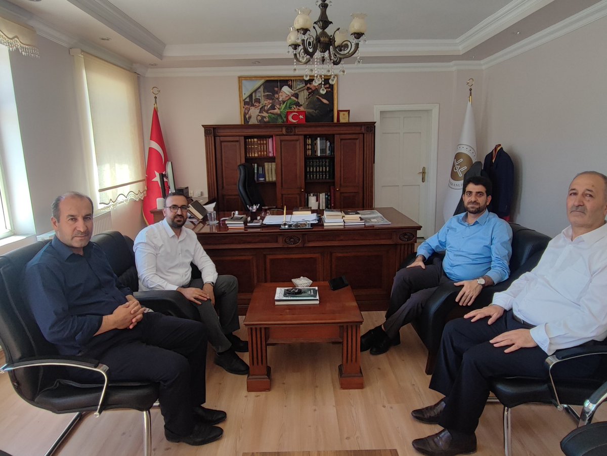 GrpnrMuftuluk's tweet photo. İADE-İ ZİYARET

Tuşba İlçe Müftüsü Emrah Demirtaş, İlçe Müftülüğü Şube Müdürleri Şefik Say ve Şefik Genç, İlçe Müftümüz Sayın Kasım Demir’i makamında ziyaret ederek iade-i ziyarette bulundular. https://t.co/cEPgmsyUvr