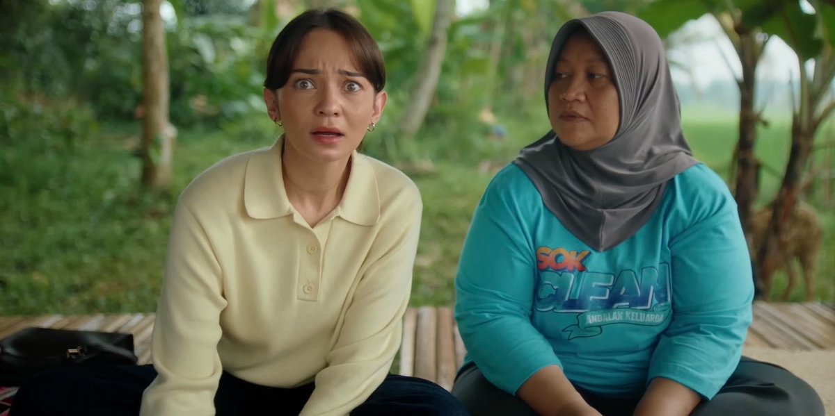 TarizSolis's tweet photo. Agensi Rumah Tangga layak disebut salah satu film komedi terasyik tahun ini. Kelar nonton bawaannya hepi karena sepanjang durasi dibikin ngakak heboh oleh humor super recehnya yg sempat membuatku nyeletuk "kayaknya ini sumbernya dari grup ART soalnya terlalu nyata wkwkwk", dihangatkan oleh plotnya yg juga terasa menguatkan & senyam senyum oleh romance tipis-tipisnya yg gemesss.

Nyeritain seorang perempuan yg selepas kena layoff & nganggur 6 bulan nekat membangun usaha menyalurkan jasa ART alih-alih mengikuti desakan ibunya buat jadi PNS, film arahan Naya Anindita (Komang, Tunggu Aku Sukses Nanti) ini mengajak kita tertawakan keabsurdan hidup dari isu peliknya mencari kerja di negeri tercinta, anak yg mendamba perhatian orang tua hingga stigma masyarakat ke pekerja informal.