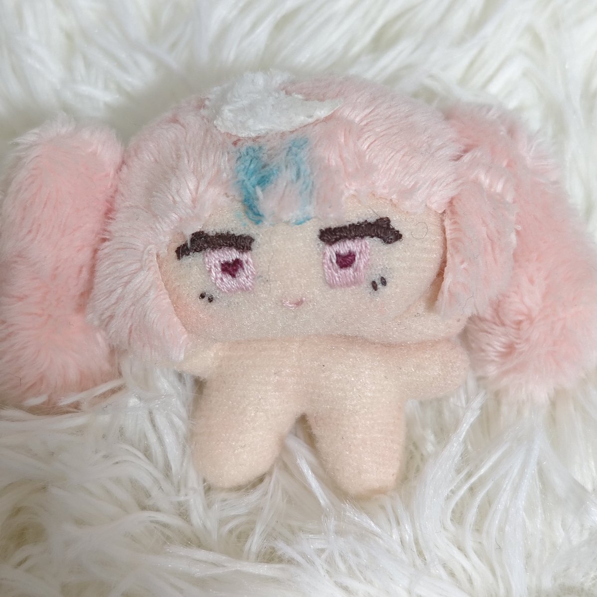 okaka_nui's tweet photo. 人生で初めて作ったぬい
まだ中学生低学年だった時かな？刺繍枠使ってなかったし刺繍もなんか𝒘𝒊𝒍𝒅＿＿
めちゃくちゃ歴史を感じる
それでも不器用なりに一生懸命推しを作ったんだよなぁヾ(*´∀｀*)ﾉ https://t.co/UsZK8gh7m1