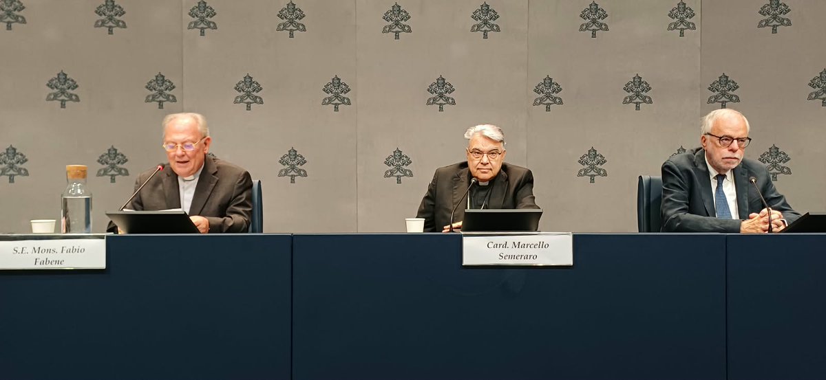 vaticannews_it's tweet photo. Il prefetto cardinale Semeraro: “I santi non sono solo quelli proclamati dalla Chiesa”. Il professor Riccardi: “La cronaca ci mostra che il sacrificio dei cristiani continua”. Mercoledì 16 i partecipanti in udienza da Leone XIV. https://t.co/bIuSLPhoQu