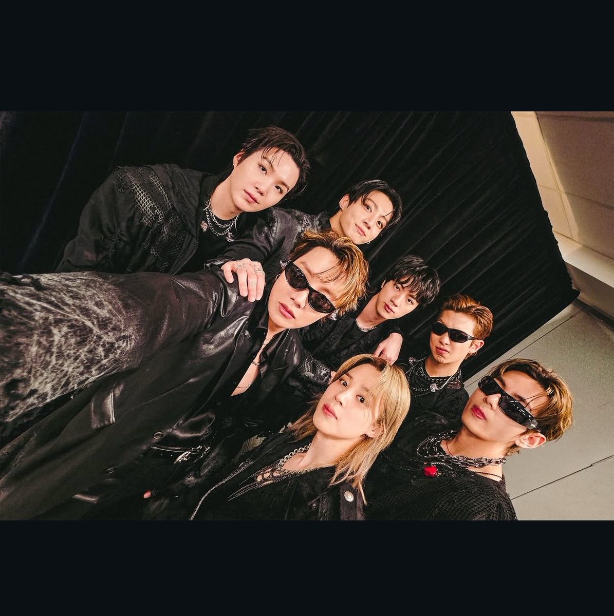lumejeon's tweet photo. i wanted that pic they shot on the phone so bad and bh actually shared it WE FCKIN WONNN https://t.co/Qa6ytksWEn