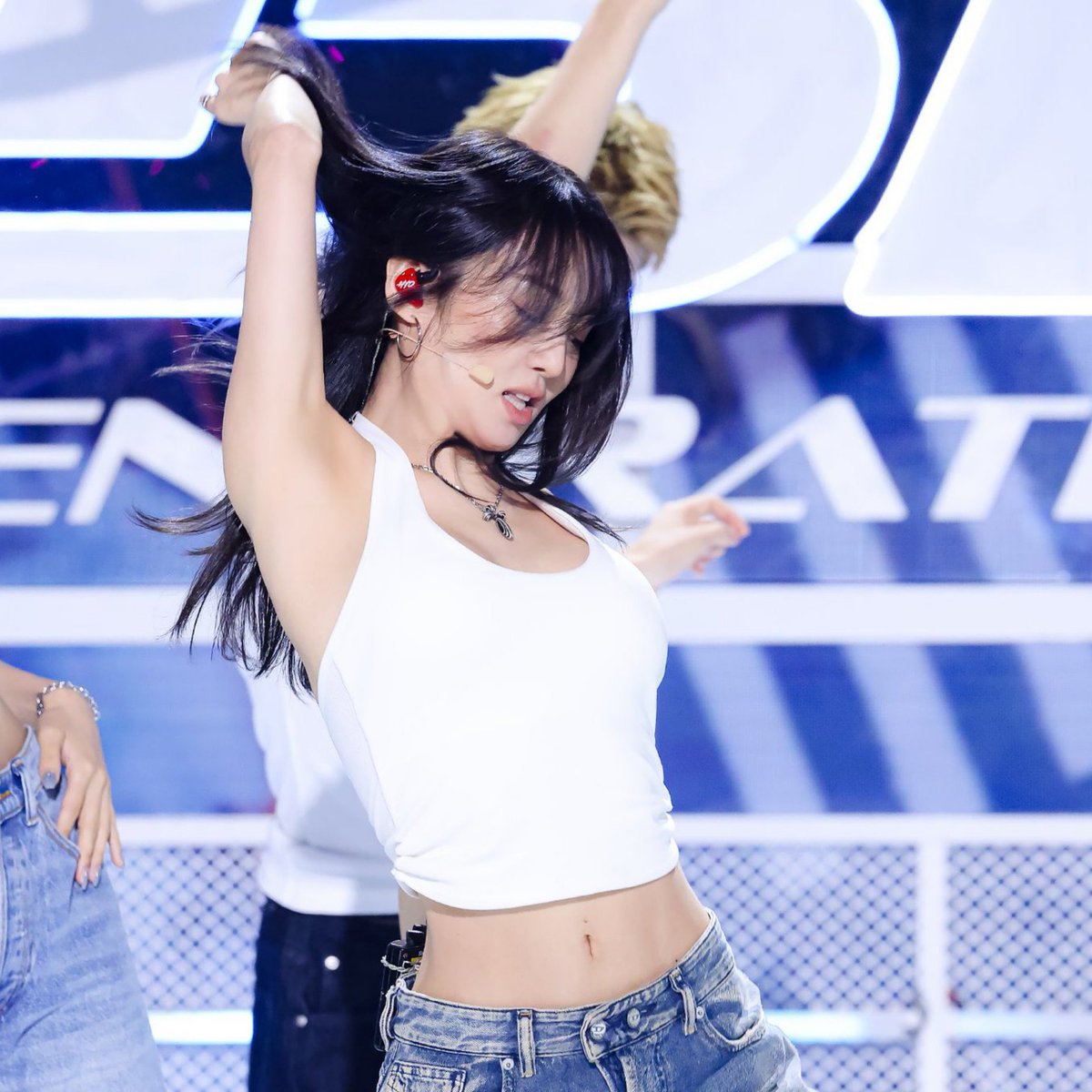 yoshihyo's tweet photo. SKIBIDI HYOYEON I'M ON MY KNEES https://t.co/A67jNNb9Sl